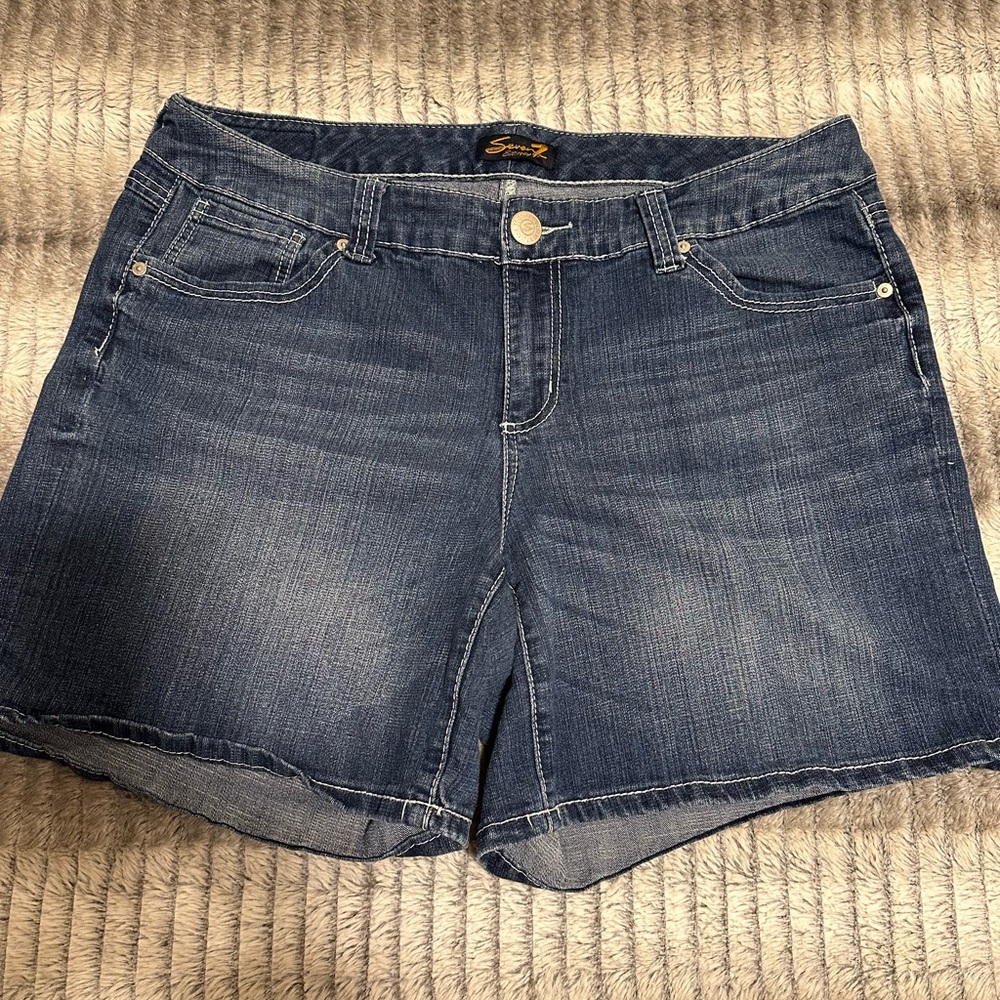 Seven7 women’s shorts 
Size 18